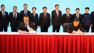 El Dr. Kevin Wu, director general y vicepresidente sénior en Asia de Ascend, y el Sr. Zhao Houfeng, director del comité de gestión de la nueva área de Xuwei, firman un acuerdo para la construcción de la nueva planta de HMD de Ascend en China.