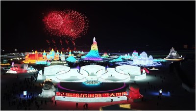 La imagen muestra el espectáculo anual de fuegos artificiales en el parque Mundo de Hielo y Nieve de Harbin en la víspera de Año Nuevo. (PRNewsfoto/Xinhua Silk Road)