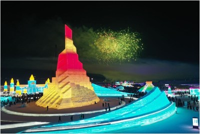 La imagen muestra "Top of the fire", una torre de hielo de 42 metros de alto en forma de antorcha olímpica en el parque Mundo de Hielo y Nieve de Harbin. (PRNewsfoto/Xinhua Silk Road)